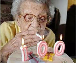   مصر اليوم - بريطانية بلغت من العمر 100 عام رغم تدخينها نصف مليون سيجارة