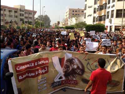   مصر اليوم - اشتباكات عنيفة داخل جامعة المنصورة وقوّات الشرطة تتدخّل