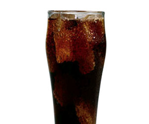   مصر اليوم - موظف  يتهم شركة مياه غازية بالإهمال لوجود كرتون بزجاجة