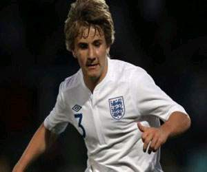 مصر اليوم - توتنهام يتطلع إلى شراء مدافع ساوثهامبتون الشاب لوك شو