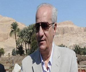   مصر اليوم - العثور على تمثالين فرعونيين يعودان إلى عصر الرعامسة فى جنوب الأقصر