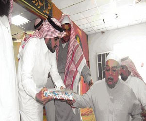   مصر اليوم - مدير جامعة طيبة يكرم خريجي دورة المكفوفين