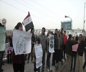   مصر اليوم - وقفة لألتراس ثورجي أمام مجمَّع المحاكم في المنصورة