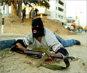   مصر اليوم - مقاتلون فلسطينيون يتصدون لتوغل اسرائيلي في جنوب قطاع غزة