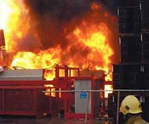   مصر اليوم - نشوب حريق هائل في مصنع بويات وتنر بمركز في الغربية