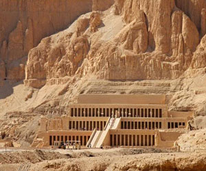   مصر اليوم - الآثار: اكتشاف تمثالين من الجرانيت الأسود بالبر الغربي في الأقصر