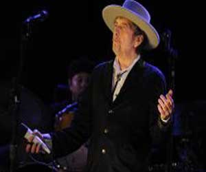   مصر اليوم - بوب ديلان يقلد وسام جوقة الشرف الفرنسي