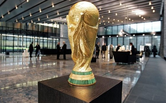   مصر اليوم - احتفالية كبيرة بوصول كأس العالم لكرة القدم لمطار القاهرة الدولي