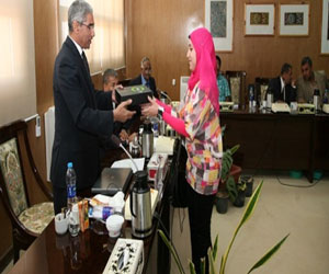 مصر اليوم - انتهاء المرحلة الأولى من توزيع الحاسب اللوحي لأوائل جامعة جنوب الوادي