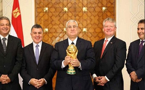   مصر اليوم - منصور يحمل كأس العالم و يؤكد أن مصر في سبيلها الى تحقيق استقرارها