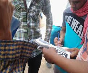   مصر اليوم - الإخوان تتحايل على الأمِّيين للتوقيع على باطل باعتبارها كمل جميلك