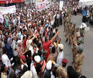   مصر اليوم - تظاهر الآلاف من أهالي عدن تنديدًا بأعمال قمع نفذتها قوات الأمن اليمنية