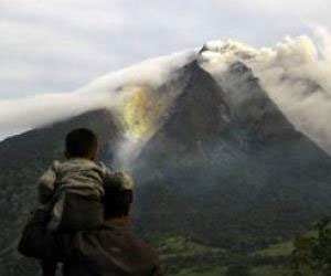   مصر اليوم - فرار الآلاف من منازلهم في إندونيسيا بسبب ثوران بركان