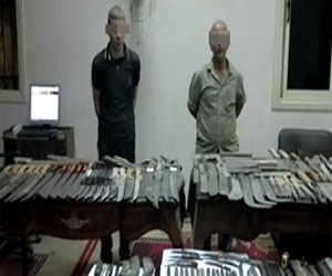 مصر اليوم - ضبط شخصين يمتلكان ورشة لتصنيع الأسلحة البيضاء في السيدة زينب