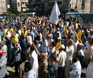   مصر اليوم - انسحاب أنصار الإخوان من الميادين الرئيسية بعد تنظيم مسيرات محدودة