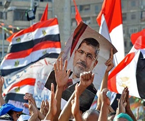   مصر اليوم - المئات من أنصار الرئيس  يتظاهرون رفضًا 'للإنقلاب على الشرعية'