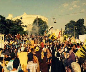   مصر اليوم - الأهالي يجبرون مسيرات الإخوان على مغادرة محيط قصر الاتحادية