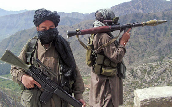   مصر اليوم - الكشف عن معسكر لـ القاعدة يمارس أعمالاً خارج نطاق القانون غرب اليمن