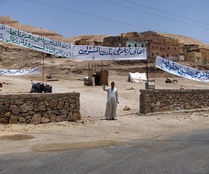   مصر اليوم - أهالي قرنة مرعي يحتجون في الأقصر