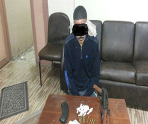 مصر اليوم - سقوط مسجل بحوزته بندقية آلية و22 تذكرة هيروين في بورسعيد