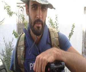   مصر اليوم - اعتصام لأصدقاء المخطوف في سورية مصور سكاي نيوز سمير كساب