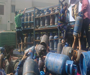   مصر اليوم - ضبط 8 آلاف أسطوانة غاز و10 أطنان دقيق مدعم قبل بيعهم بالسوق السوداء