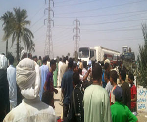   مصر اليوم - السمطا والصعايدة في قنا يقطعون طريق أسوان دون تدخل الشرطة