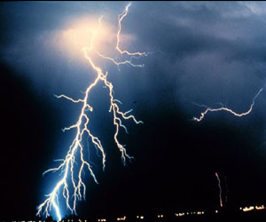   مصر اليوم - الأرصادُ تُحذرُ من موجةِ طقس سيّئ تضربُ البحر الأحمر