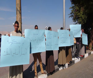   مصر اليوم - وقفة احتجاجيّة لأهالي قرنة مرعي أمام ديوان عام محافظة الأقصر