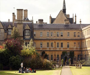 مصر اليوم - اختيار هيئة تدريس يالي للتدريب في جامعة اكسفورد البريطانية الدولية