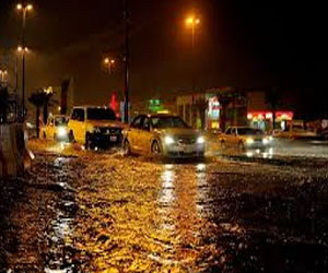   مصر اليوم - الأمطار والصواعق تعلق الدراسة وتقطع الكهرباء عن الرياض