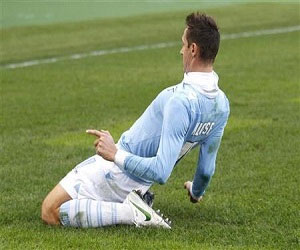   مصر اليوم - برشلونة يبدى اهتمامه بضم كلوسة لاعب لاتسيو المخضرم فى يناير