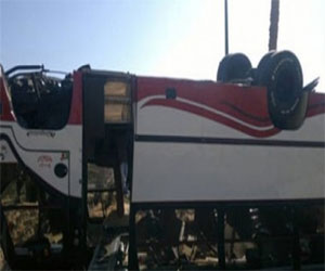 مصر اليوم - مقتل وإصابة 40 شخصًا بينهم ضابط شرطة في انقلاب حافلة في الصف