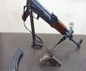 مصر اليوم - ضبط مزارع ونجله بحوزتهما بندقية آلية وفرد خرطوش في الإسكندرية