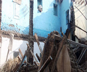   مصر اليوم - محافظ قنا يتفقد موقع انهيار ثلاثة منازل في مدينة فرشوط