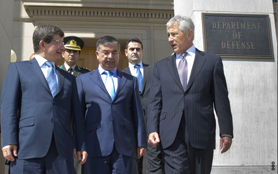   مصر اليوم - هيغل و أوغلو ناقشا قضايا إقليمية أمنية وطلب تركيا نشرَ صواريخ باتريوت