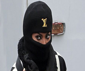   مصر اليوم - النجمة العالمية بيونسيه ترتدى قناع تزلج لإخفاء وجهها