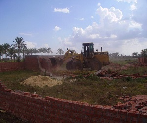   مصر اليوم - محافظ دمياط يقود حملة لإزالة التعدِّيات على الأراضي الزراعية