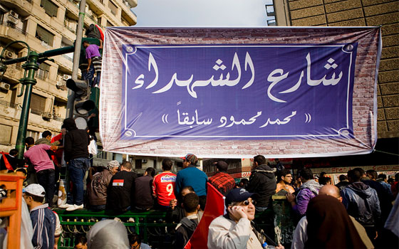   مصر اليوم - المتظاهرون يحتشدون في محمد محمود مُبكرًا استعدادًا للاحتفال بالذِّكرى الثَّالثة