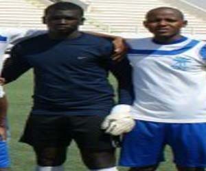 مصر اليوم - رئيس نادي زمزم الموريتاني يقنع حارسه المعتزل محمد السالك بالعودة مجددًا للفريق