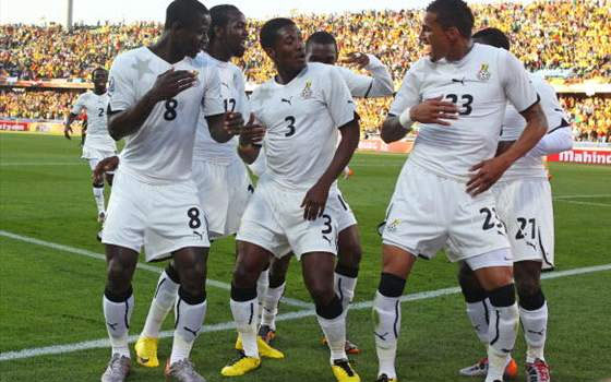   مصر اليوم - منتخب النجوم السوداء يصل القاهرة والعاملون المصريون يشيرون لهم بالـ5