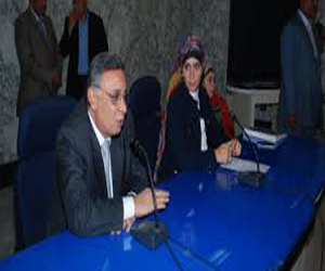   مصر اليوم - محافظ سوهاج يناقش القضية السكانية والتنمية البشرية مع وزيرة  الصحة