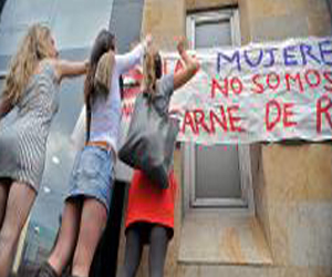   مصر اليوم - رجال ونساء يتظاهرون في كولومبيا بالتنانير للتنديد بالعنف الجنسي