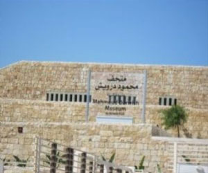   مصر اليوم - الرئيس الفرنسي يزور ضريح ومتحف الشاعر محمود درويش