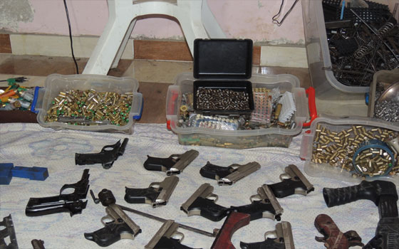   مصر اليوم - ضبط مُتهم بحوزته دانات مضادة للطائرات وكميات كبيرة من الأسلّحة المُتطورة