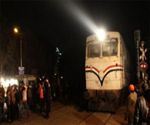   مصر اليوم - آلاف المسلمين والمسيحيين يشيعون جنازة ضحايا حادث دهشور