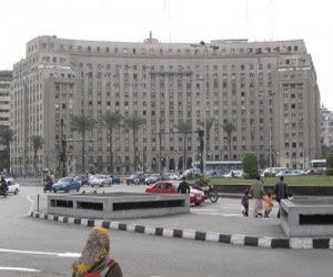 مصر اليوم - متظاهرون يلقون الحجارة على قوات الأمن أمام الجامعة العربية