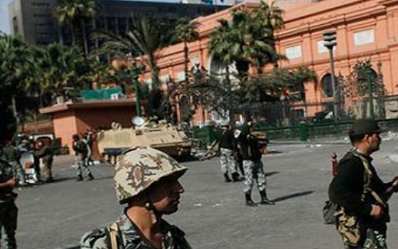   مصر اليوم - الأمن يفضّ اشتباكات في محيط المتحف المصريّ وسط إطلاق لقنابل الغاز