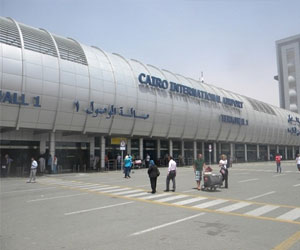   مصر اليوم - تكثيف الإجراءات الأمنية في مطار القاهرة والطرق المؤدية الية