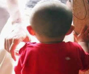   مصر اليوم - طفل بريطاني في الثانية من عمرة يأكل نفسة